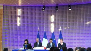 Bruno Le Maire, ministre de l’Économie et des Finances, et Gérald Darmanin, ministre de l’Action et des Comptes publics, entourés de leurs secrétaires d’État. © B. Quantinet/GFA Bruno Le Maire, ministre de l’Économie et des Finances, et Gérald Darmanin, ministre de l’Action et des Comptes publics, entourés de leurs secrétaires d’État. © B. Quantinet/GFA